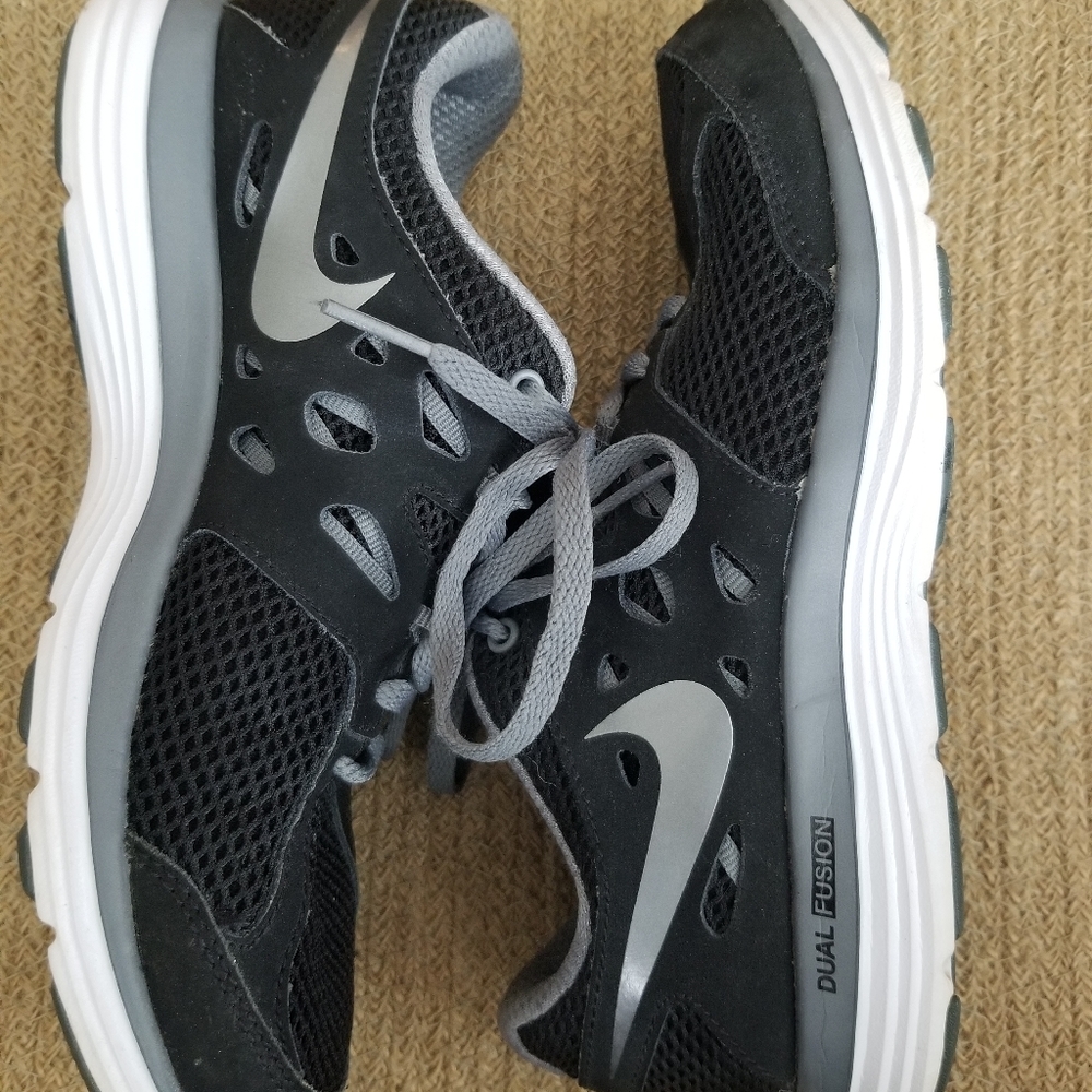 EUC- Nike Dual Fusion lite Sneakers